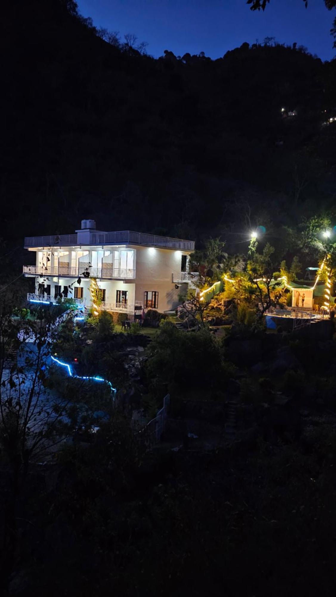Hotel On The Rocks à Kasauli Extérieur photo