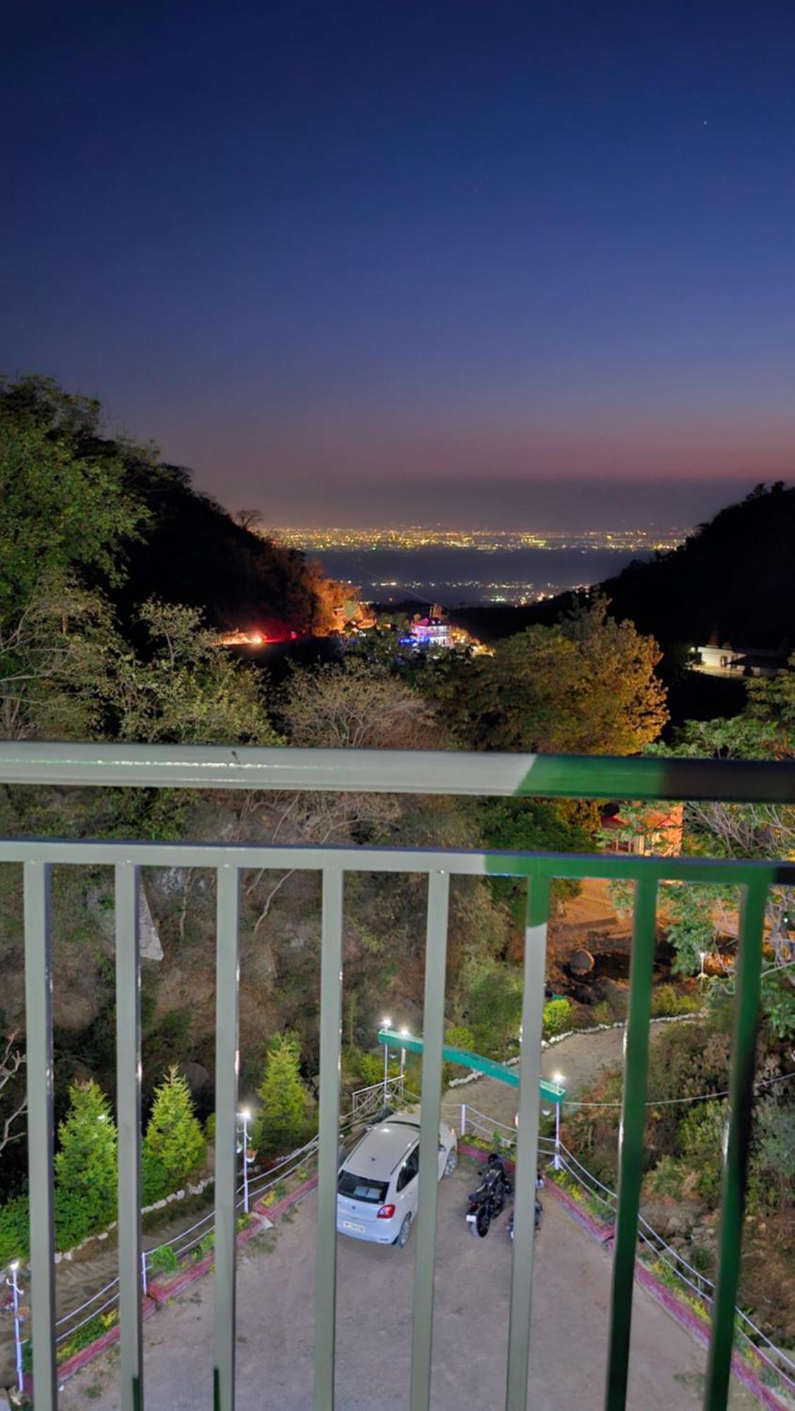 Hotel On The Rocks à Kasauli Extérieur photo