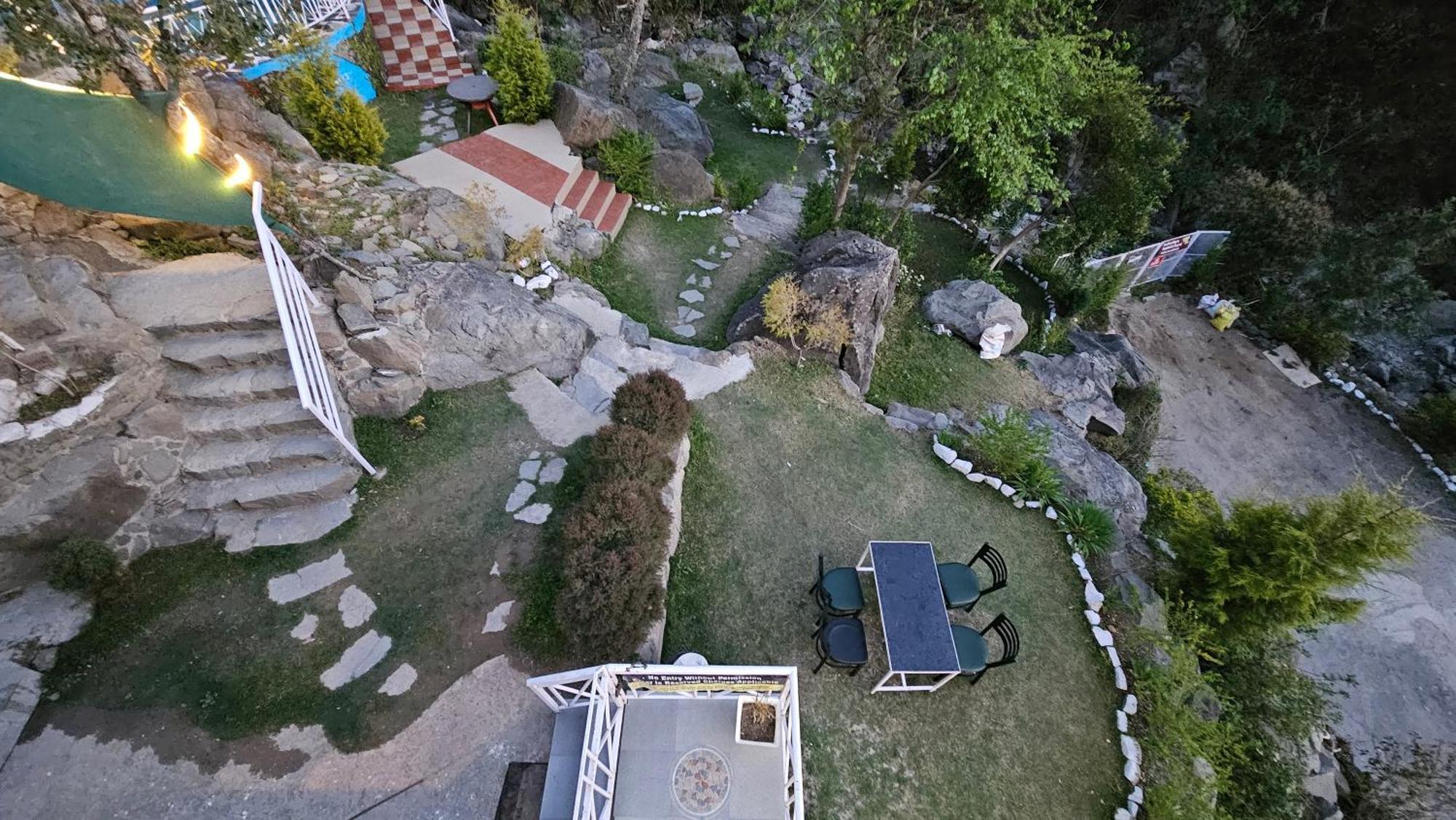 Hotel On The Rocks à Kasauli Extérieur photo