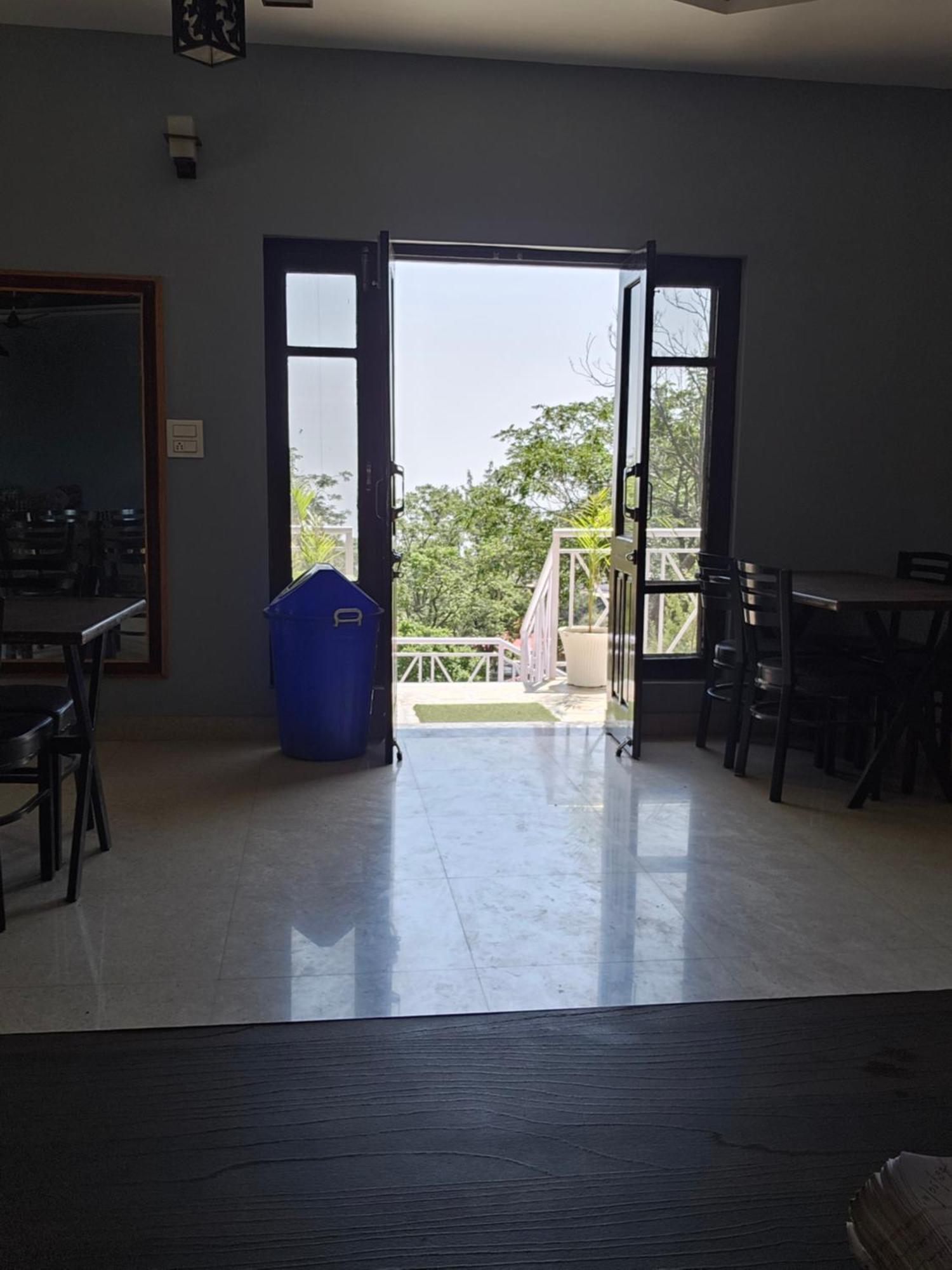 Hotel On The Rocks à Kasauli Extérieur photo