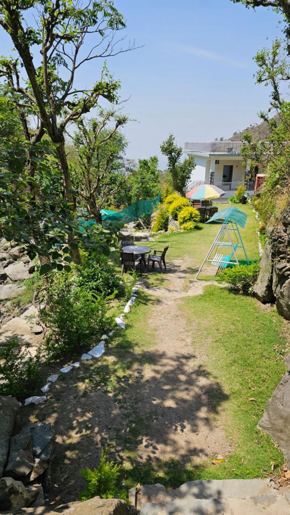 Hotel On The Rocks à Kasauli Extérieur photo