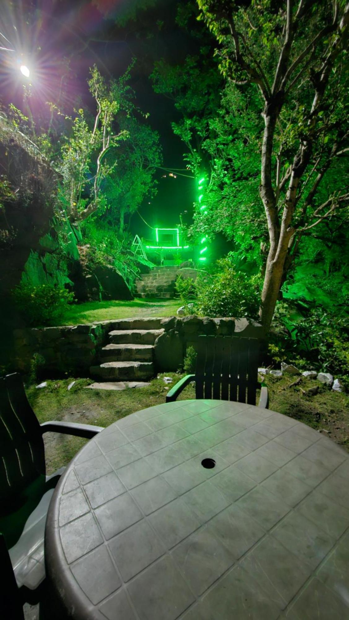 Hotel On The Rocks à Kasauli Extérieur photo