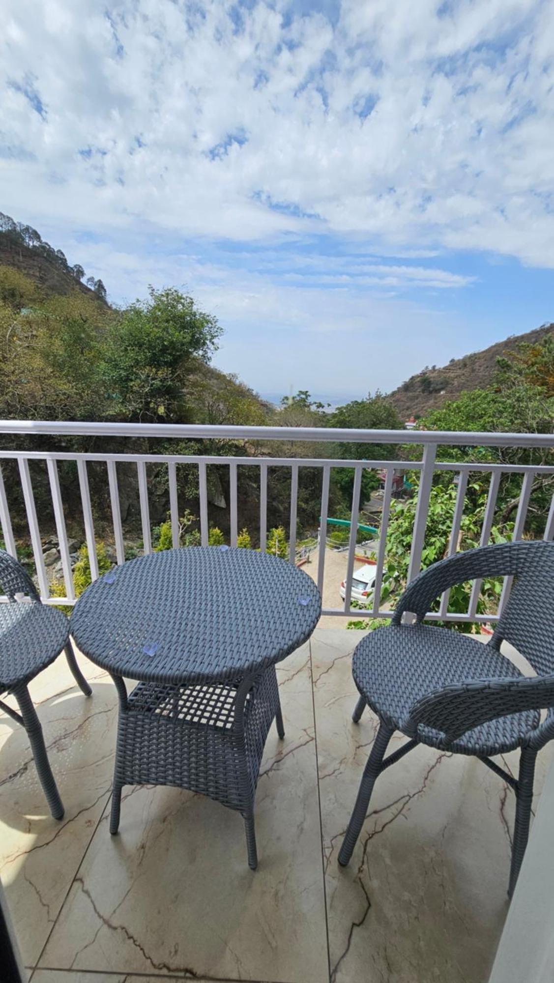 Hotel On The Rocks à Kasauli Extérieur photo