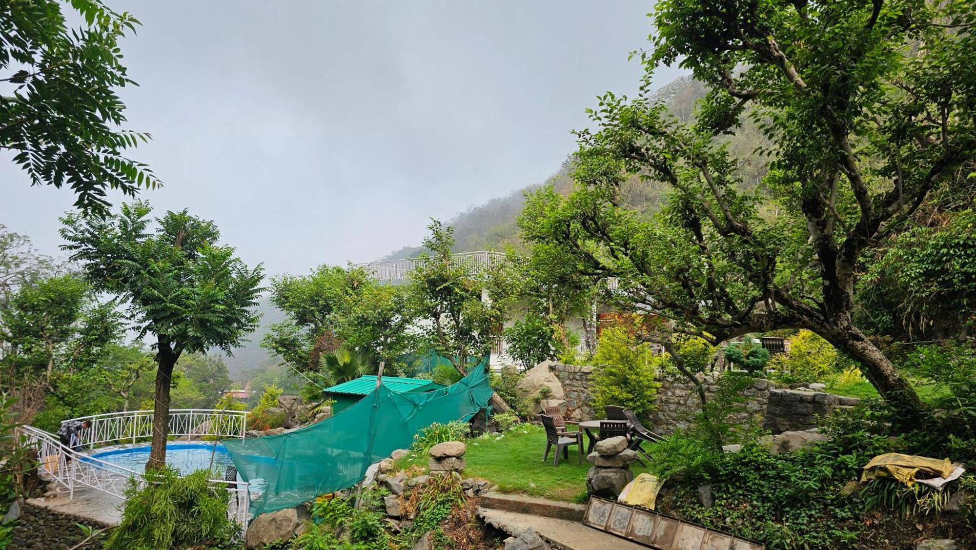 Hotel On The Rocks à Kasauli Extérieur photo