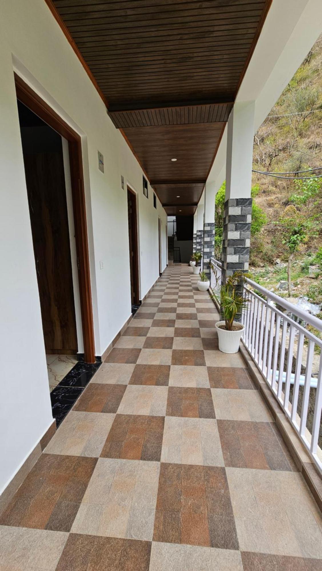 Hotel On The Rocks à Kasauli Extérieur photo