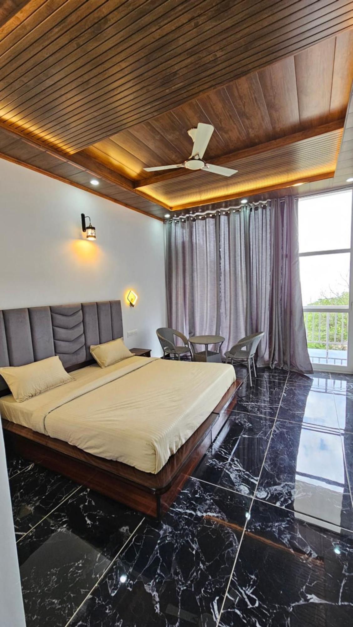 Hotel On The Rocks à Kasauli Extérieur photo