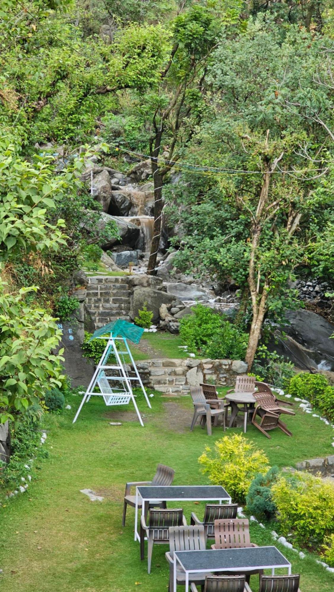 Hotel On The Rocks à Kasauli Extérieur photo